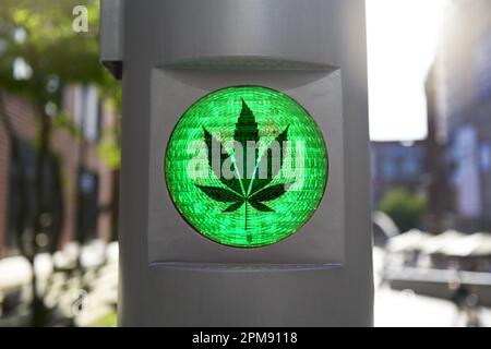 FOTOMONTAGE, Grüne Ampel mit Cannabisblatt, Symbolfoton Cannabis-Legalisierung Foto Stock