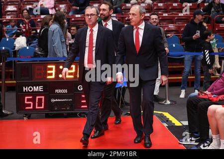 9 aprile 2023, Milano, Italia: Italia, Milano, 9 2023 apr: Ettore Messina (allenatore capo Armani) entra in campo per il 3rd° trimestre durante la partita di basket EA7 Emporio Armani Milano vs Carpegna Prosciutto Pesaro, LBA 2022-2023 day25 (Credit Image: © Fabrizio Bertani/Pacific Press via ZUMA Press Wire) SOLO PER USO EDITORIALE! Non per USO commerciale! Foto Stock