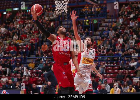 9 aprile 2023, Milano, Italia: Italia, Milano, 9 2023 apr: Brandon Davies (centro Armani) si è piazzato nel 4th° trimestre durante la partita di basket EA7 Emporio Armani Milano vs Carpegna Prosciutto Pesaro, LBA 2022-2023 day25 (Credit Image: © Fabrizio Bertani/Pacific Press via ZUMA Press Wire) SOLO PER USO EDITORIALE! Non per USO commerciale! Foto Stock