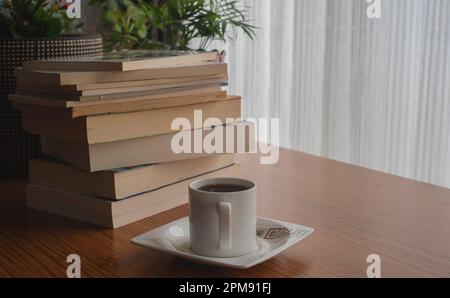 libri che giacciono su una vista di legno table.top Foto Stock