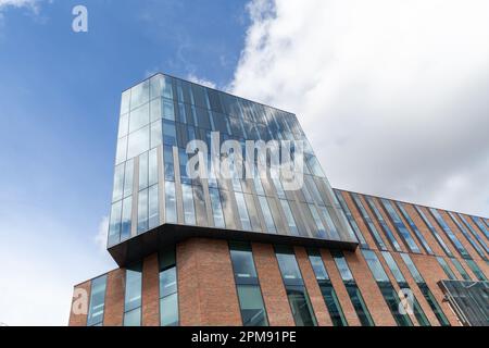 Belfast, Regno Unito. 12th Apr, 2023. Un piccolo numero di gruppi di protesta si sono recati all'Università dell'Ulster in occasione della visita del presidente americano Joe Biden Credit: Bonzo/Alamy Live News Foto Stock