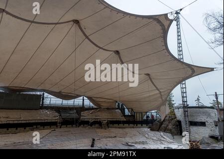 Wunsiedel, Germania. 12th Apr, 2023. Il tetto della tenda del Festival di Luisenburg, che sta per terminare, è fissato a cavi di acciaio sopra l'auditorium. Originariamente progettato dall'architetto Frei otto, il tetto della tenda di 1600 metri quadrati è innalzato sopra l'auditorium del teatro del festival. Credit: Daniel Vogl/dpa/Alamy Live News Foto Stock