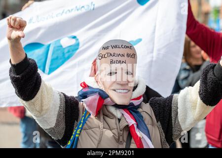 Belfast, Regno Unito. 12th Apr, 2023. Un piccolo numero di gruppi di protesta si sono recati all'Università dell'Ulster in occasione della visita del presidente americano Joe Biden Credit: Bonzo/Alamy Live News Foto Stock