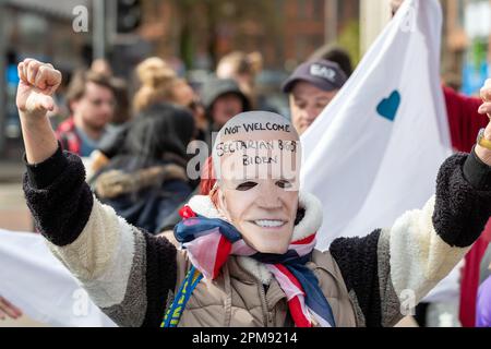 Belfast, Regno Unito. 12th Apr, 2023. Un piccolo numero di gruppi di protesta si sono recati all'Università dell'Ulster in occasione della visita del presidente americano Joe Biden Credit: Bonzo/Alamy Live News Foto Stock