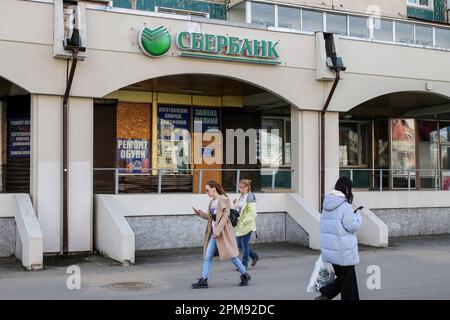 I pedoni passano davanti a un ramo di Sberbank della Russia sulla Komendantsky Prospekt, a San Pietroburgo. In precedenza, il 6 aprile 2022, Sberbank era sulla lista SDN con il blocco delle sanzioni statunitensi. (Foto di Konjostantinov / SOPA Images/Sipa USA) Foto Stock
