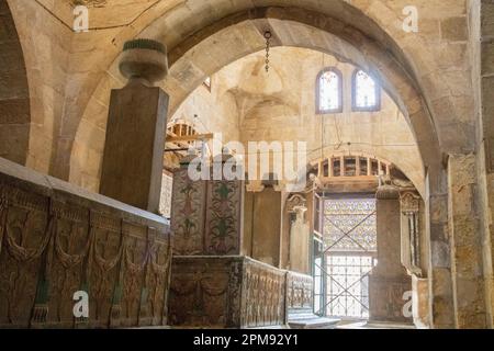 Le tombe all'interno del mausoleo per la famiglia reale di Muhammad Ali Pasha a Qarafa al Cairo, in Egitto Foto Stock