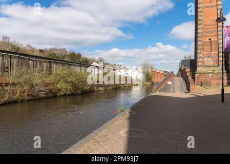 Vecchie fabbriche di tappeti sono state convertite in negozi in un parco al dettaglio accanto al canale a Weavers Wharf, Kidderminster, Worcestershire Foto Stock