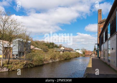 Vecchie fabbriche di tappeti sono state convertite in negozi in un parco al dettaglio accanto al canale a Weavers Wharf, Kidderminster, Worcestershire Foto Stock