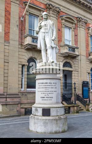 Statua di Sir Rowland Hill di fronte al municipio di Kidderminster, nato a Kidderminster e introdotto il penny francobollo nero nel 1840 Foto Stock