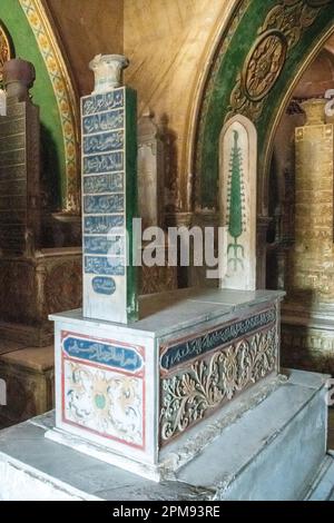 Le tombe all'interno del mausoleo per la famiglia reale di Muhammad Ali Pasha a Qarafa al Cairo, in Egitto Foto Stock