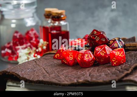 Immagine ravvicinata di un set di dadi da gioco RPG rossi Foto Stock