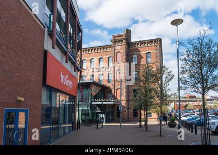 Vecchie fabbriche di tappeti sono state convertite in negozi in un parco al dettaglio a Weavers Wharf, Kidderminster, Worcestershire Foto Stock