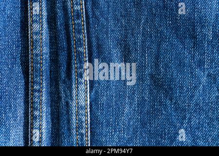 Denim blu con cuciture e macchie chiare sfondo primo piano Foto Stock