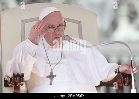 Stato della Città del Vaticano, Santa sede. 12th Apr, 2023. PAPA FRANCESCO durante la sua udienza Generale del Mercoledì a San Piazza Pietro in Vaticano. (Credit Image: © Evandro Inetti/ZUMA Press Wire) SOLO PER USO EDITORIALE! Non per USO commerciale! Foto Stock