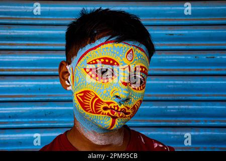 Burdwan, Bengala Occidentale, India. 11th Apr, 2023. Durante l'ultima settimana del mese scorso del calendario Bengalese il Gajon Festival è stato celebrato in diversi modi diverse zone rurali del Bengala Occidentale. In alcuni luoghi la pittura facciale è una delle più significative. Oltre a quello prima di ''Nil Puà '' (Signore Shiva puja) diverse sanyasis pratica culture come digiuno, danza con cranio umano (Credit Image: © Swattik Jana/Pacific Press via ZUMA Press Wire) SOLO USO EDITORIALE! Non per USO commerciale! Foto Stock