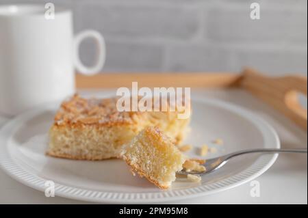 Torta al burro con mandorla, guarnizione di zucchero. Tradizionale torta di lievito tedesca servita su un piatto Foto Stock