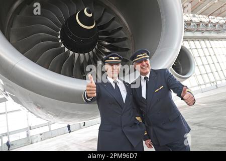 Da destra: Fleet Chief Martin HOELL, a sinistra: Volo Capitano Raimund MUELLER. Il 12 aprile 2023, il Lufthansa Airbus A380 atterra nuovamente a Monaco presso l'aeroporto Franz Josef Strauss. ? Foto Stock