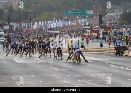 ISTANBUL, TURCHIA - 06 NOVEMBRE 2022: Pattinatori nel 44. Maratona di Istanbul che comprende due continenti in una gara. Foto Stock