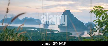 Il punto di osservazione di Samet Nangshe ha un magnifico panorama delle montagne e del lago all'alba. Luoghi turistici in Thailandia Foto Stock