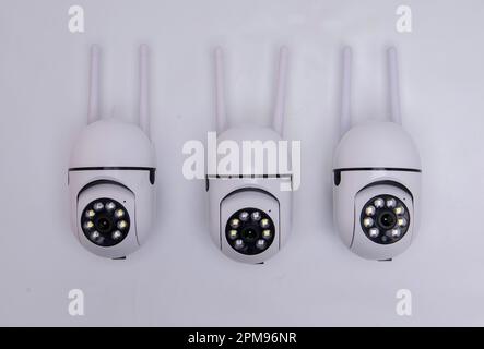 Telecamera di videosorveglianza rotante su sfondo bianco Foto Stock
