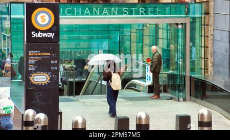 Glasgow, Scozia, Regno Unito 12th aprile 2023. UK Weather: Sole e pioggia hanno visto la gente godere del tempo secco camminare. Dopo Pasqua. Credit Gerard Ferry/Alamy Live News Foto Stock