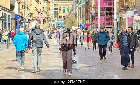 Glasgow, Scozia, Regno Unito 12th aprile 2023. UK Weather: Sole e pioggia hanno visto la gente godere del tempo secco camminare. Dopo Pasqua. Credit Gerard Ferry/Alamy Live News Foto Stock