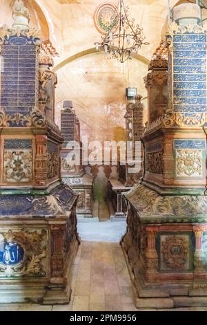 Le tombe all'interno del mausoleo per la famiglia reale di Muhammad Ali Pasha a Qarafa al Cairo, in Egitto Foto Stock