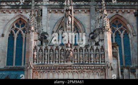 Sculture in pietra sopra la porta Nord, figure su Beverley, Minster, Yorkshire. Foto Stock