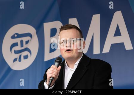 Londra, Regno Unito. 11 aprile 2023. Andrew Jordan, BMA Industrial Relations Officer, si rivolge a un grande raduno di medici junior dell'NHS in sciopero per una retribuzione equa. Foto Stock