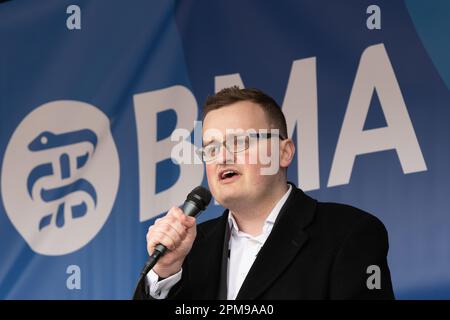 Londra, Regno Unito. 11 aprile 2023. Andrew Jordan, BMA Industrial Relations Officer, si rivolge a un grande raduno di medici junior dell'NHS in sciopero per una retribuzione equa. Foto Stock