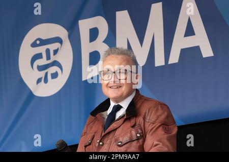 Londra, Regno Unito. 11 aprile 2023. Kevin o'Kane, presidente del consiglio regionale della BMA, si rivolge a un grande raduno di medici junior della NHS in sciopero per una retribuzione equa. Foto Stock