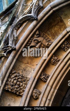 Gargoyle o grottesco volto adornando il portico d'ingresso alla St Mary's Parish Church, Beverley, East Ridings, Yorkshire. Usato per spaventare i parrocchiani Foto Stock