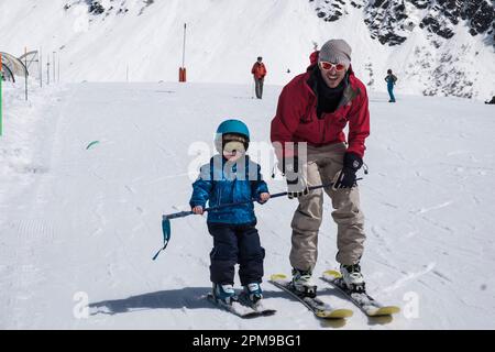 Padre insegna al figlio a imparare a sciare nelle Alpi francesi nella località di la Rosiere, in Francia, Europa Foto Stock