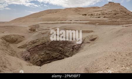 La grande fossa vicino a Deir el-Medina del lavoratore village vicino alla Valle dei Re, la riva occidentale del Nilo, Luxor, Egitto Foto Stock