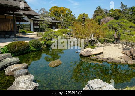 Okayama, Giappone - 4 aprile 2023: Okayama Korakuen Garden è un giardino giapponese situato a Okayama, Giappone. Foto Stock
