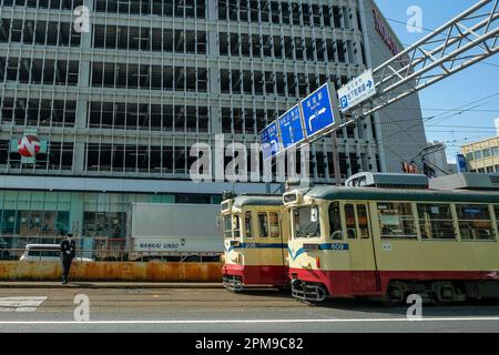 Kochi, Giappone - 10 aprile 2023: Tram che attraversano il centro di Kochi, Giappone. Foto Stock