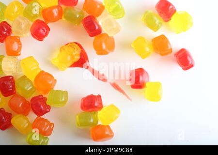 Gli orsi gommoso giocano su un tavolo da pranzo Foto Stock