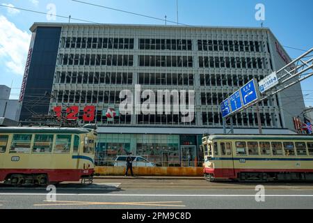 Kochi, Giappone - 10 aprile 2023: Tram che attraversano il centro di Kochi, Giappone. Foto Stock