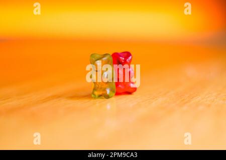 Gli orsi gommoso giocano su un tavolo da pranzo Foto Stock