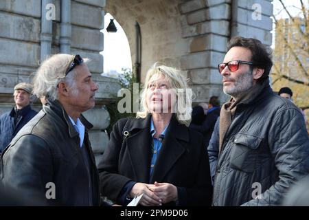 Paul Belmondo, sua moglie Luana Belmondo, Anthony Delon in occasione dell'inaugurazione della passeggiata Jean-Paul Belmondo sul ponte di Bir Hakeim, sotto l'arco Viadotto Passy a Parigi, in Francia, il 12 aprile 2023. Foto di Nasser Berzane/ABACAPRESS.COM Foto Stock