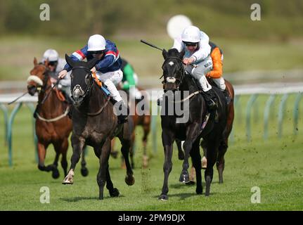 Sera Dawn e George Bass (a destra) tornano a casa per vincere le Darley EBF Novice Stakes all'ippodromo di Nottingham. Data immagine: Mercoledì 12 aprile 2023. Foto Stock