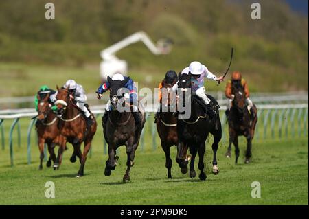 Sera Dawn e George Bass (a destra) tornano a casa per vincere le Darley EBF Novice Stakes all'ippodromo di Nottingham. Data immagine: Mercoledì 12 aprile 2023. Foto Stock