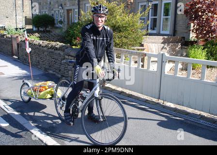 Le terre finiscono per John o' Groats (gaelico scozzese: Taigh Iain Ghròt) in bicicletta e RIMORCHIO BOB. Il classico giro di sfida di poco più di 1.000 miglia, Foto Stock