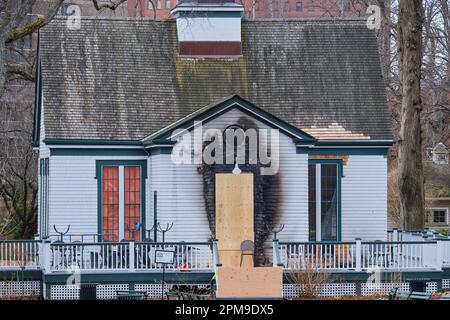 Halifax, Canada. Aprile 2023. Danni da incendio alla storica Horticultural Hall nei Giardini pubblici di Halifax a seguito di un incendio sospetto la notte prima Foto Stock