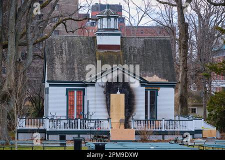 Halifax, Canada. Aprile 2023. Danni da incendio alla storica Horticultural Hall nei Giardini pubblici di Halifax a seguito di un incendio sospetto la notte prima Foto Stock