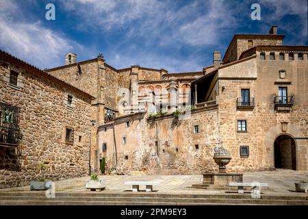 Piazza dove il monumentale Palazzo Mirabel 15th ° secolo si trova nella città di Plasencia, Caceres, Spagna Foto Stock