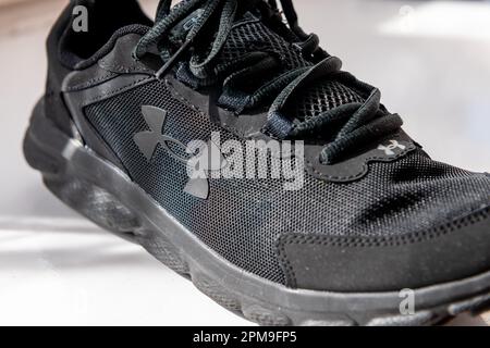 Londra. UK- 04.09.2023. Primo piano di una scarpa da running Under Armour che mostra il logo e il marchio dell'azienda. Foto Stock