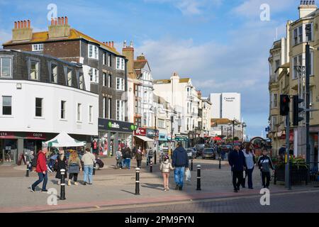 Pedoni in Castle Street, Hastings Town Centre, East Sussex, Inghilterra Foto Stock