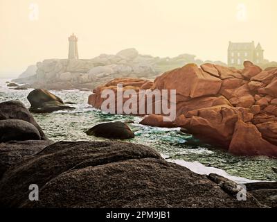 Faro Men Ruz presso la Pointe de Squewel, Ploumanach, Côte de Granit Rose, Bretagna, Francia Foto Stock