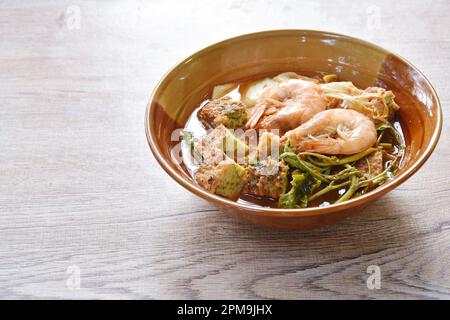 gamberetti bolliti e uova fritte farcite di verdure d'acqua in zuppa acida piccante sul recipiente Foto Stock